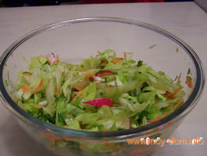Вегетарианский салат с редиской и морковью